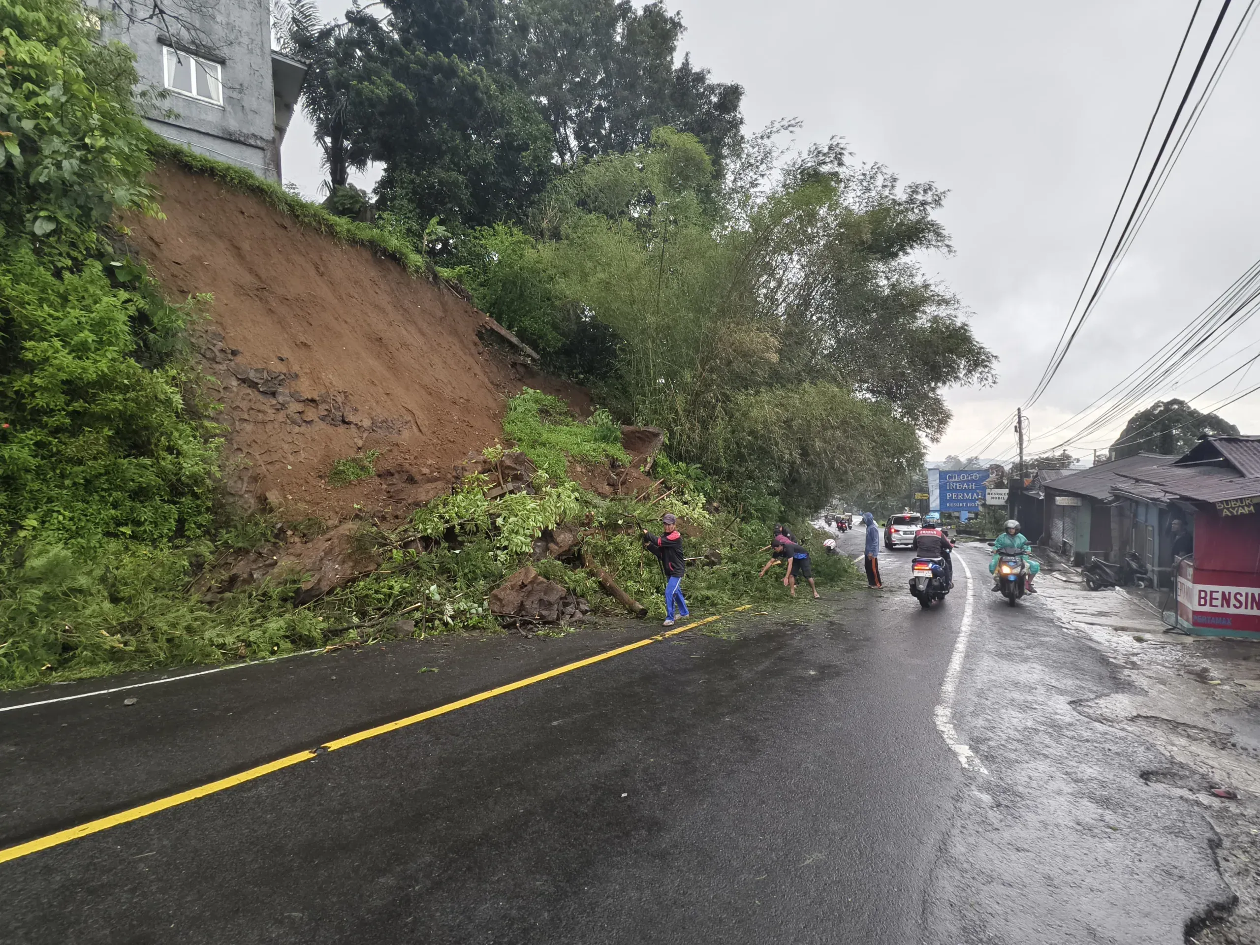 Tebing di Ciloto Ambrol, Tutupi Setengah Badan Jalan Raya Cipanas-Puncak Cianjur