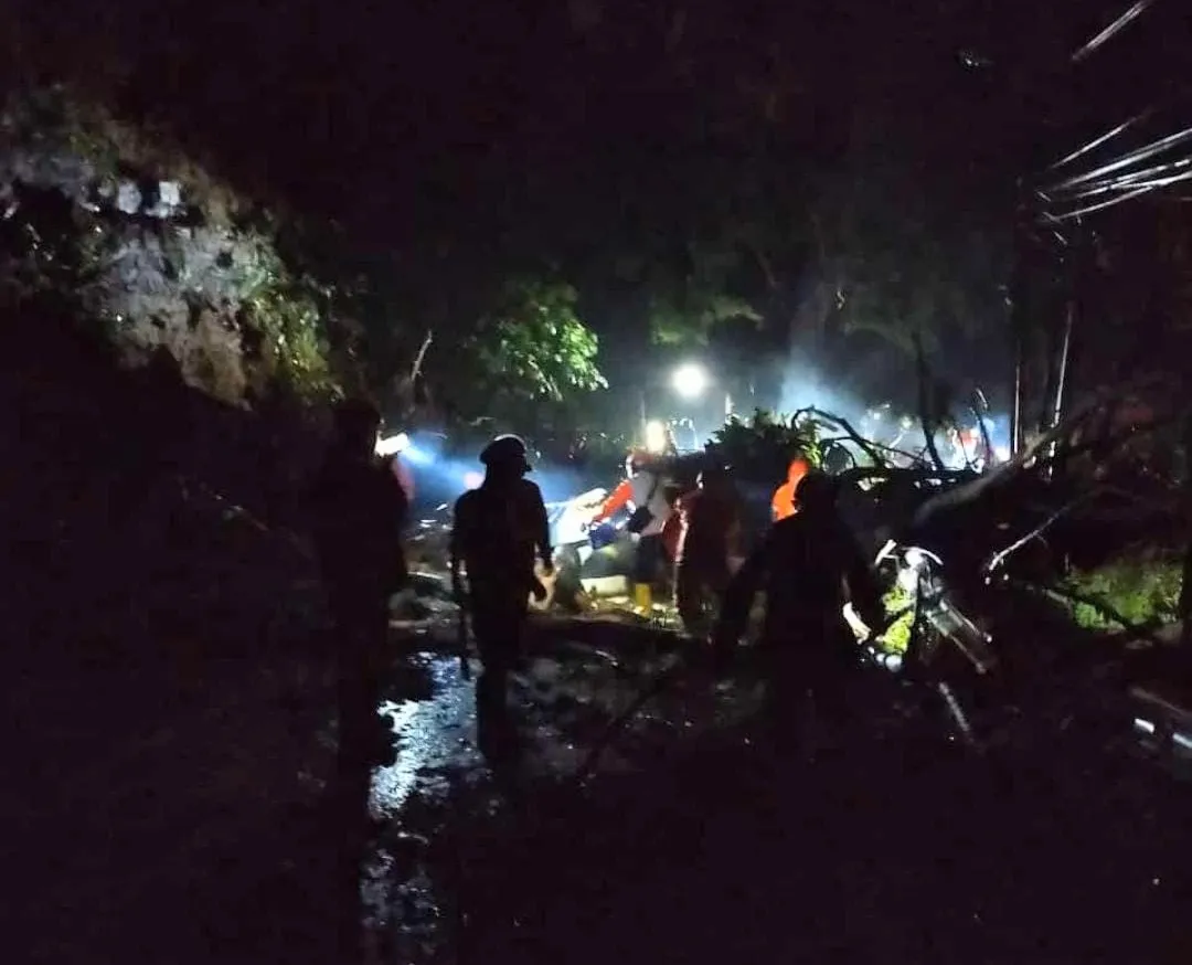Tebing Lembah Koi Cipanas Longsor, Jalan Protokol Puncak Cianjur Lumpuh Total