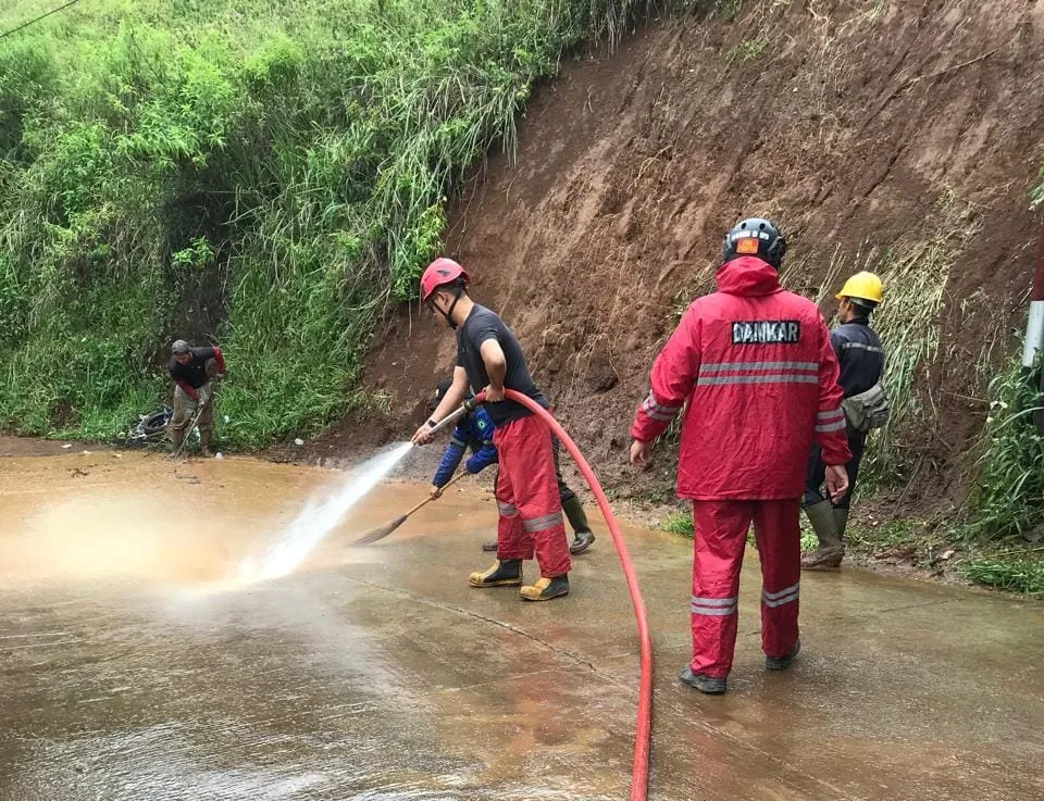 Tebing Longsor Tutupi Jalan Raya Mariwati Cianjur Akibat Hujan Deras