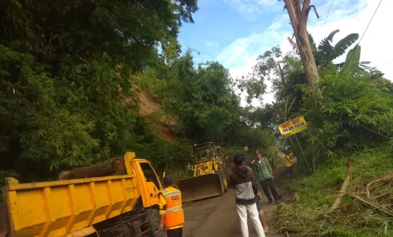 Tebing Setinggi 20 Meter di Perbatasan Sukanagara - Pagelaran Longsor