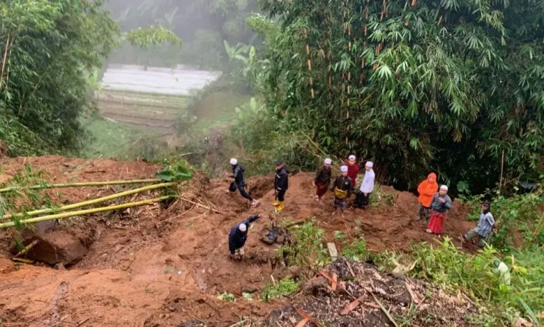 Tebing TPU Jolok Ambrol, Puluhan Makam Terbawa Longsoran