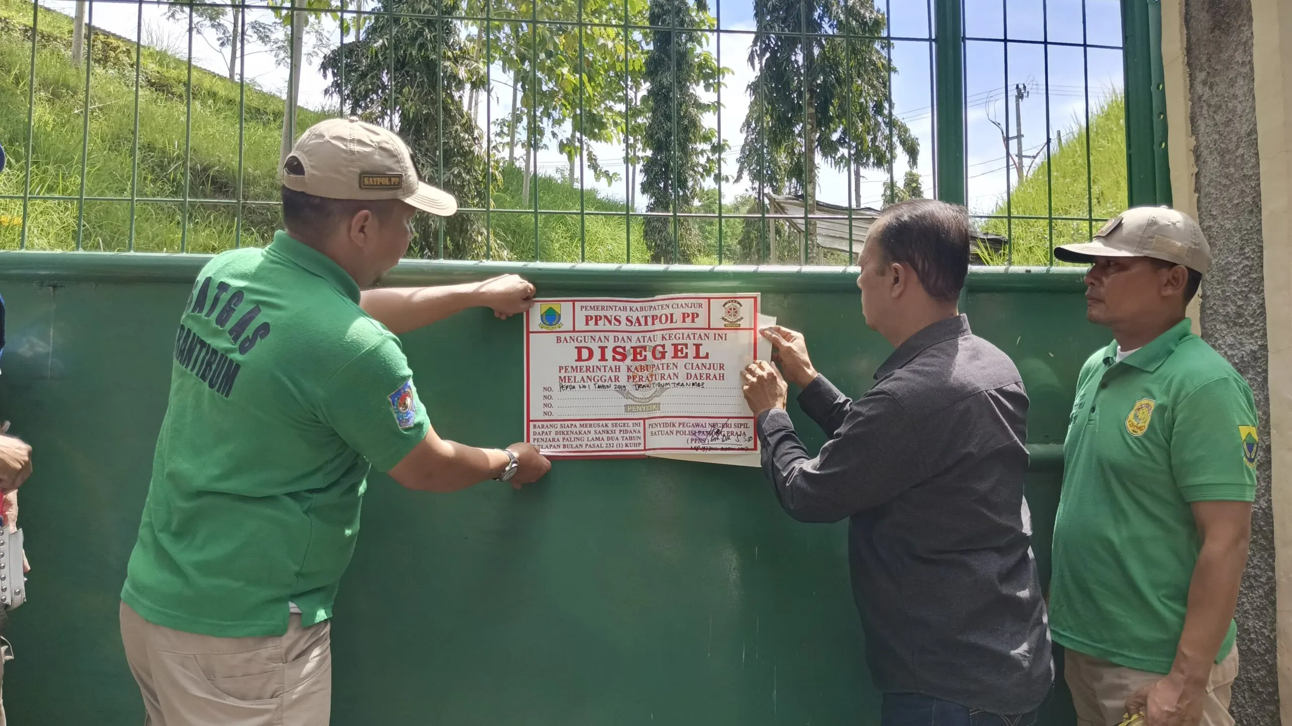 Tegas! Satpol PP dan DPMPTSP Cianjur Gembok Perusahaan Bodong di Cibeber