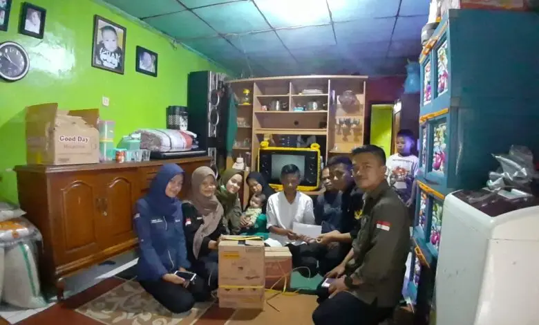 Tengok Keluarga Korban Patuk Ular, Mahasiswa Unsur Serahkan Bantuan