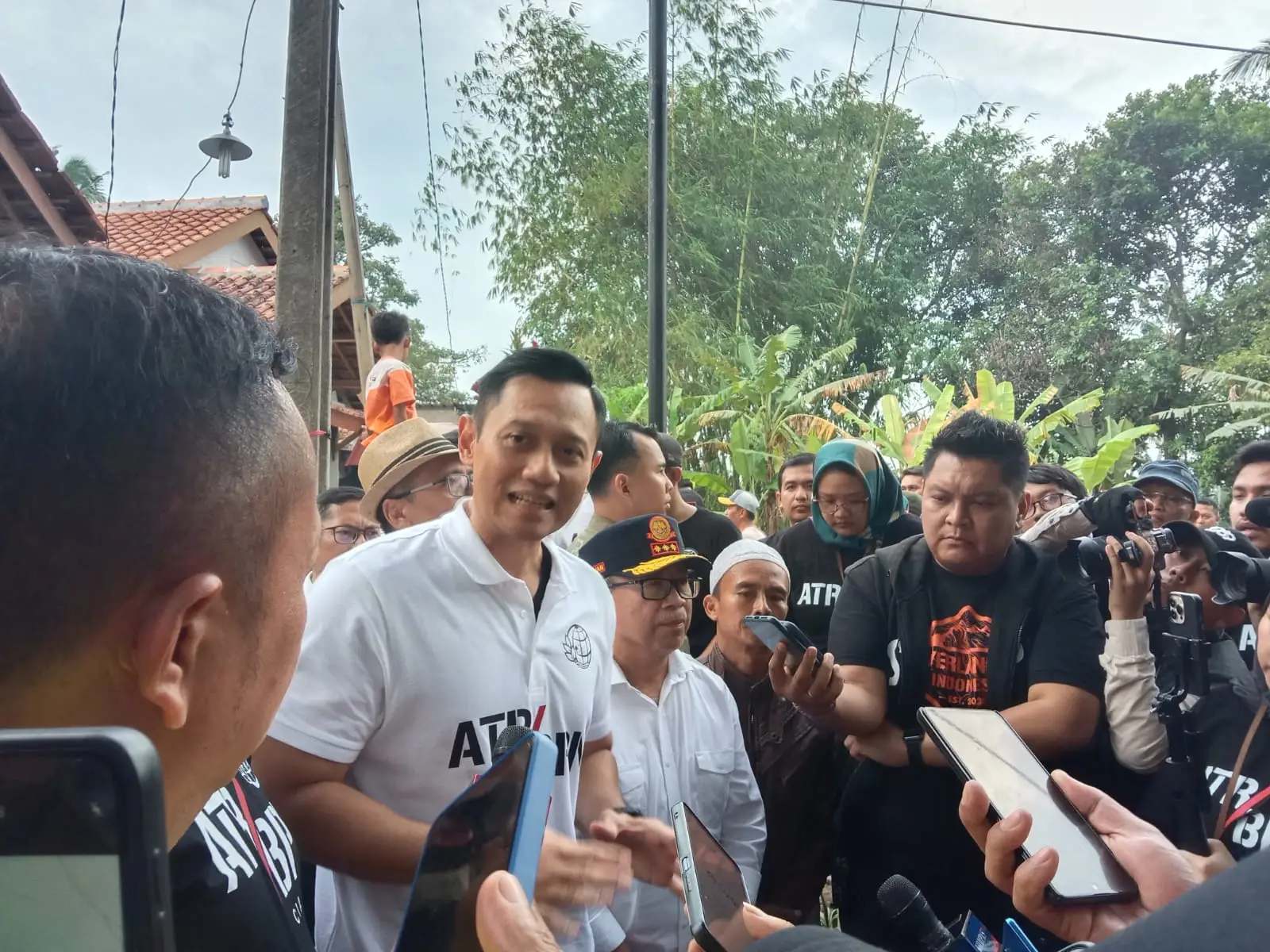 Terapkan Program Reforma Agraria, Menteri ATR/BPN Berikan 55 Sertifikat Tanah ke Warga Penyintas Gempa Cianjur