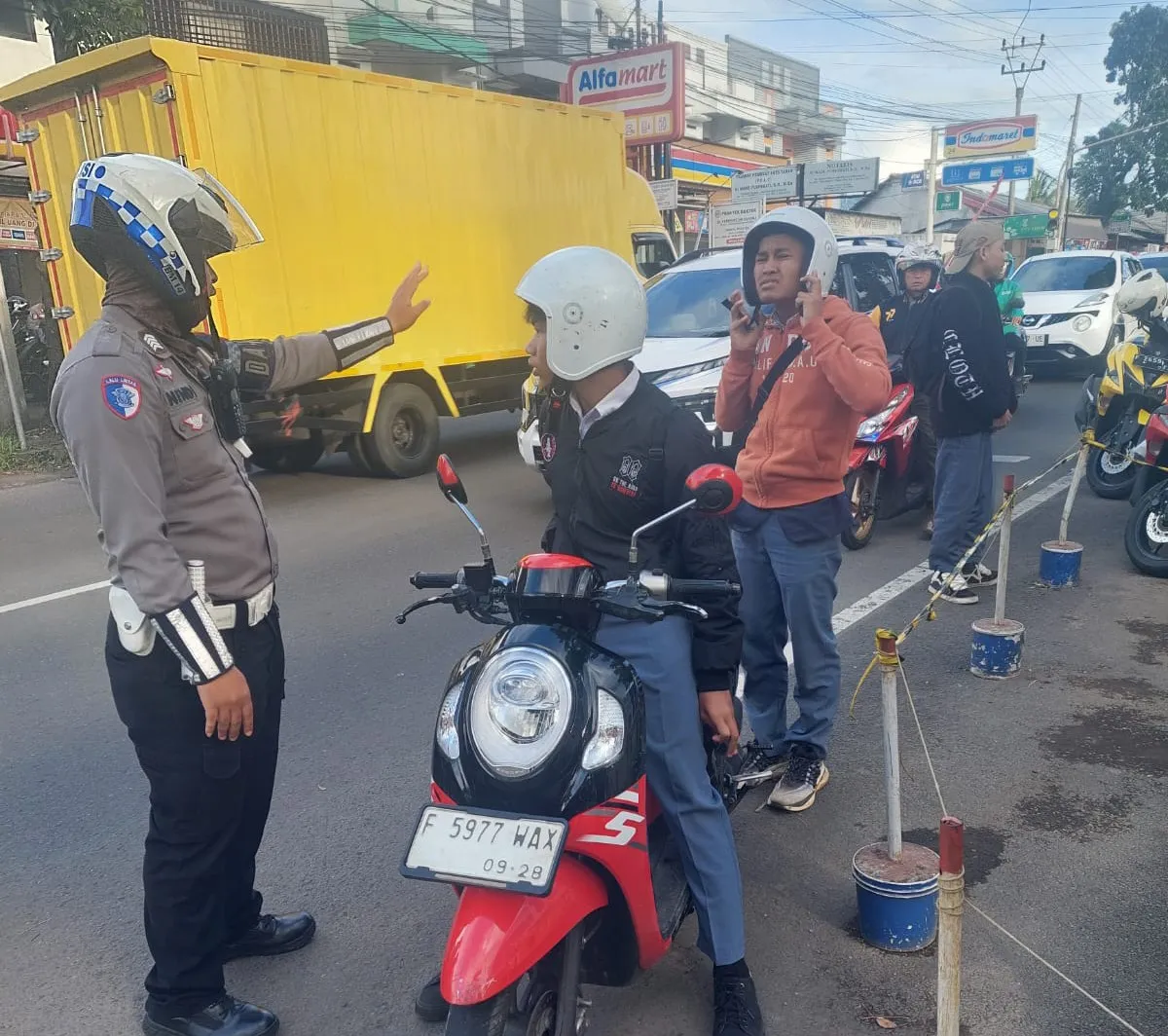Terciduk Bawa Sajam, Siswa SMK di Cianjur Diamankan Polisi Saat Operasi Gatur Pagi