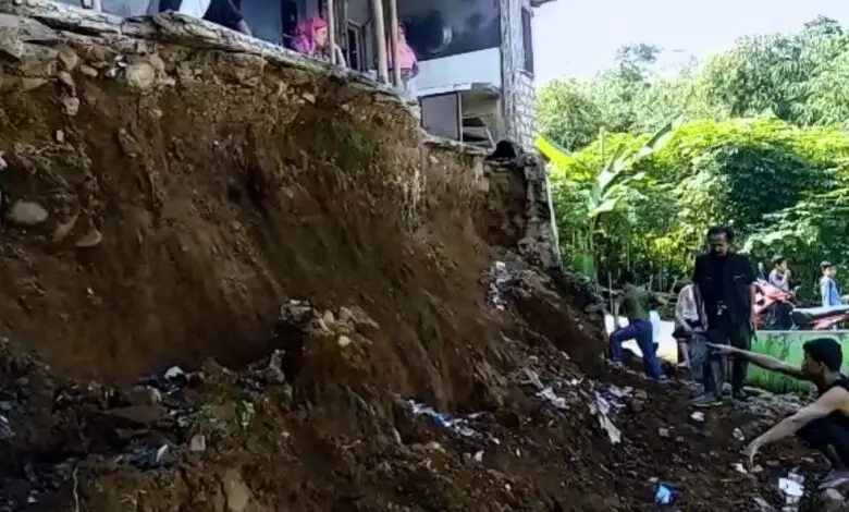 Terdengar Suara Batu Berjatuhan, Teras Rumah Warga di Warungkondang Runtuh Akibat Longsor