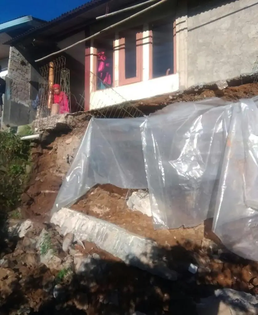 Terdengar Suara Batu Menggelinding Tengah Malam, Rumah di Cimacan Rusak