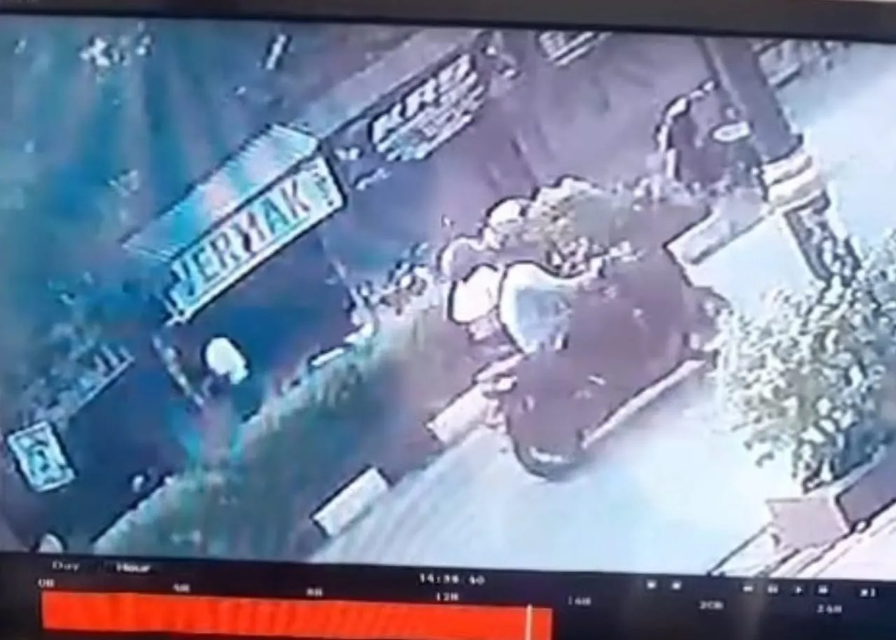TEREKAM CCTV! Detik-Detik Maling Gasak Dompet Tukang Permak Levis di Cianjur Jelang Lebaran, Uang Rp3,5 Juta Amblas!