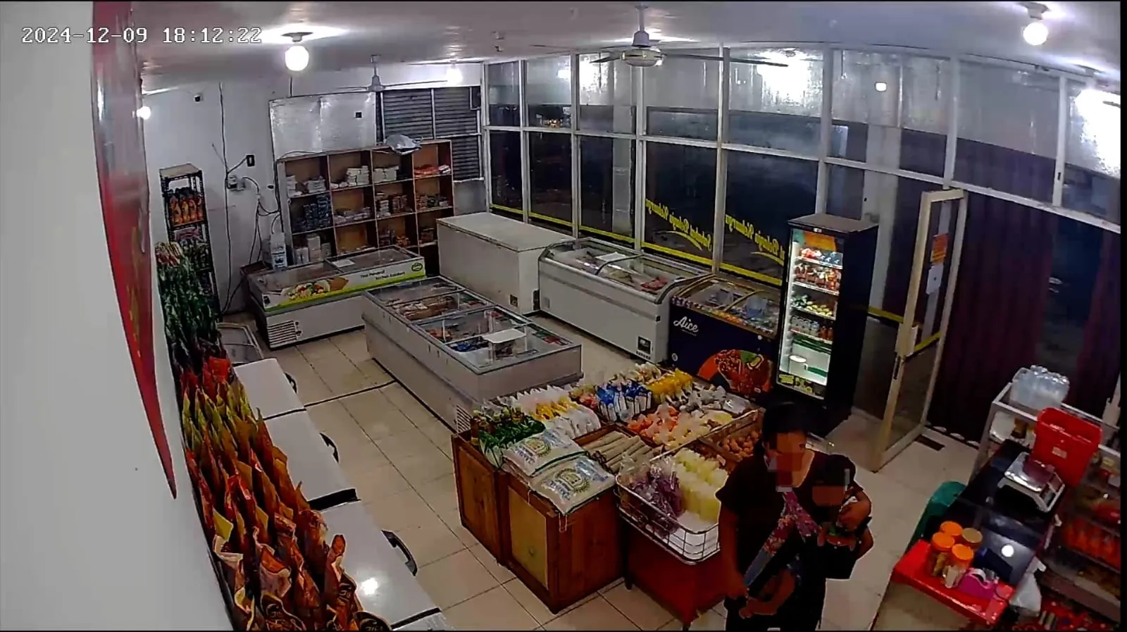 Terekam CCTV, Ibu Gendong Anak di Cianjur Nekat Curi Uang Rp1,7 Juta di Minimarket