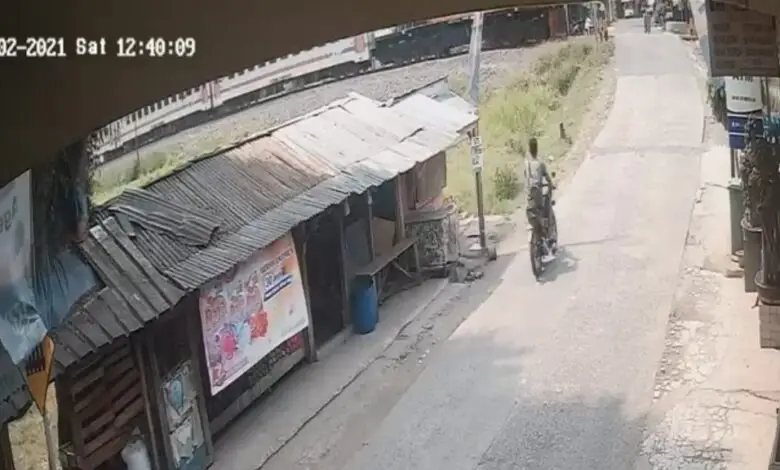Terekam Video, Pengendara Motor di Selajambe Cianjur Terserempet Kereta Api