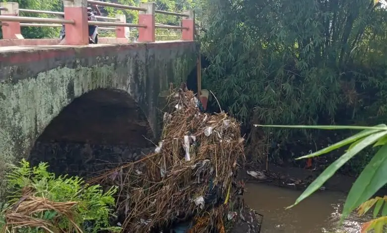 Tergerus Banjir, Jembatan Penghubung Dua Desa di Ciranjang Nyaris Putus