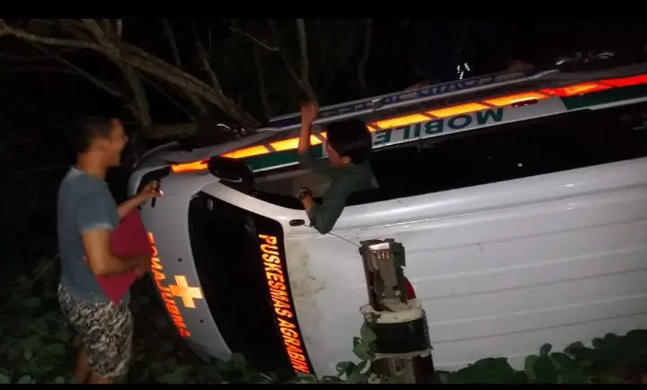 Terguling, Ambulans Puskesmas Agrabinta Cianjur Masuk Jurang