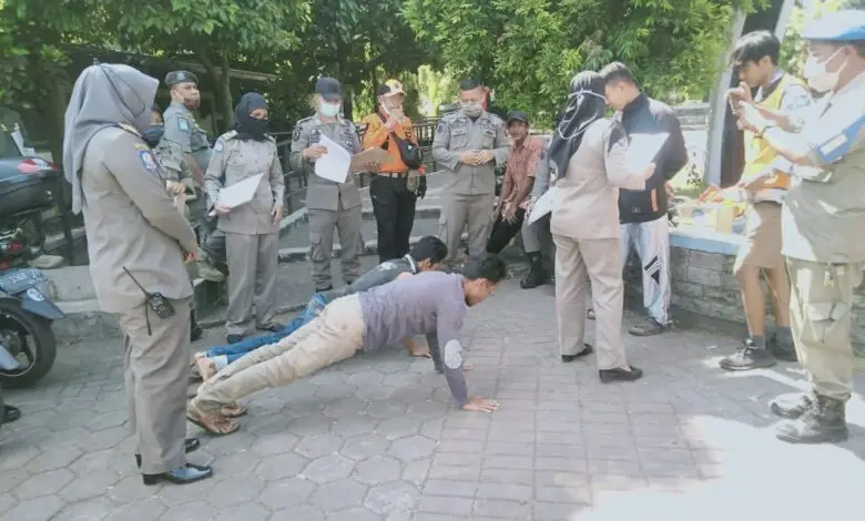 Terjaring Razia Masker, Seratus Lebih Warga Cianjur Dihukum Push Up