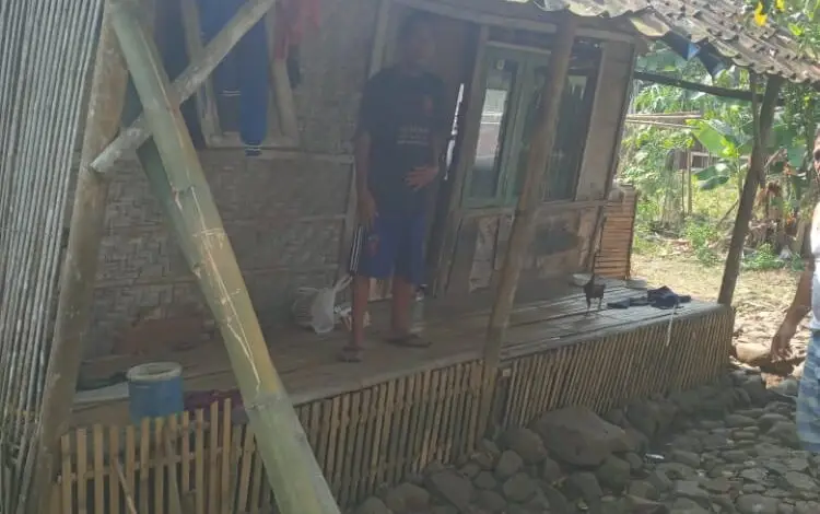 Terus Goyang dan Mau Ambruk, Rumah Reyot Milik Keluarga Anwar Terpaksa Dibongkar