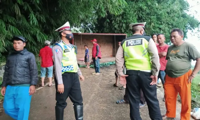 Tidak Kuat Nanjak, Truk Oleng hingga Terguling di Warungkondang