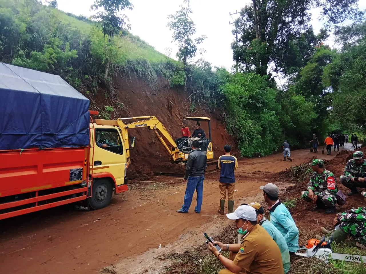 Tim Gabungan Evakuasi Longsor di Jalan Mariwati Sukaresmi, PUPR Cianjur Kerahkan Alat Berat
