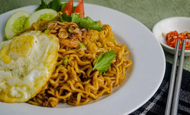 Tips Aman Makan Mie Instan Saat Puasa