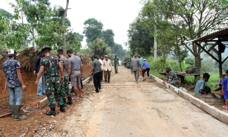 TMMD Hari Kedua, Warga Ciandam Senang Ngecor Jalan Bersama TNI