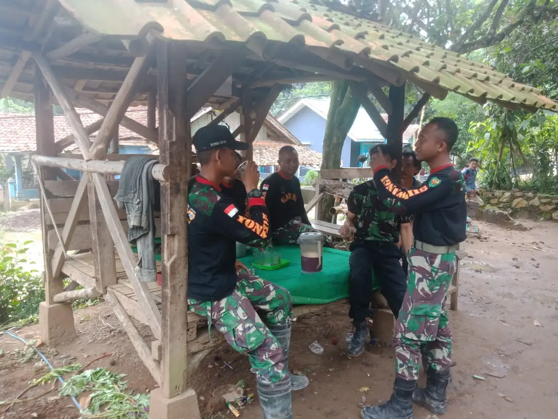 TNI dan Warga Berbagi Kisah Lewat Secangkir Kopi di TMMD 107