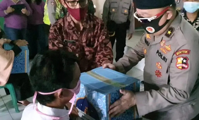 TNI/Polri Alumni Akabri 89 Sebar Ratusan Paket Sembako di Cianjur