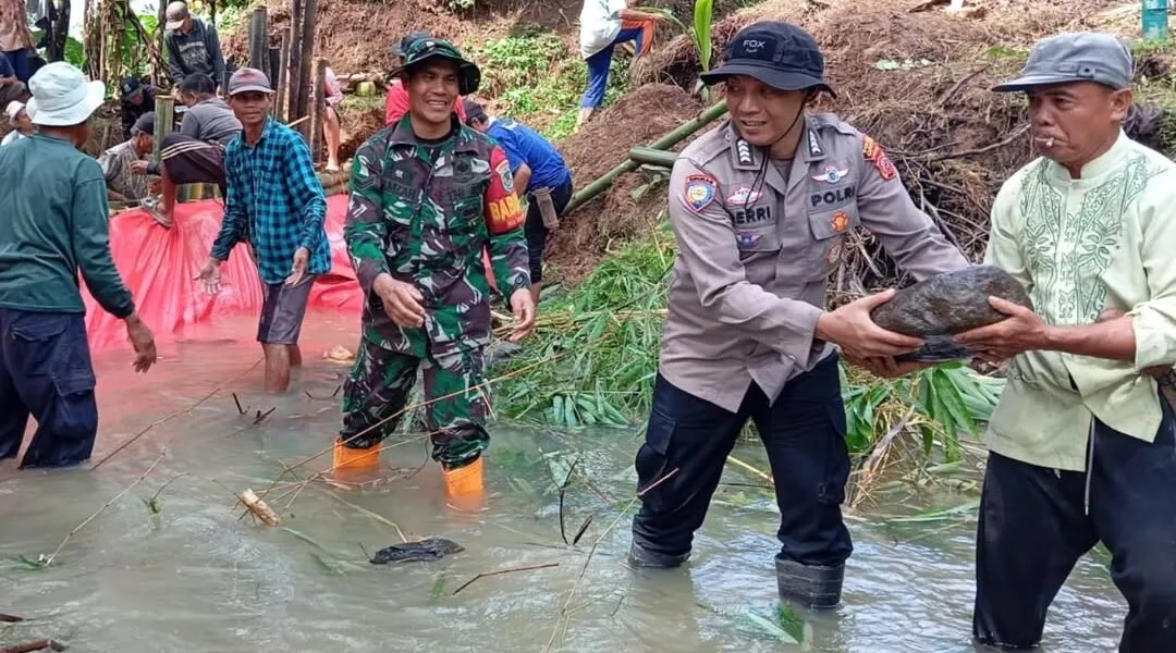 TNI-Polri Bersama Warga Desa Sukaraharja Gelar Karya Bakti Perbaiki Irigasi dan Fasilitas Umum