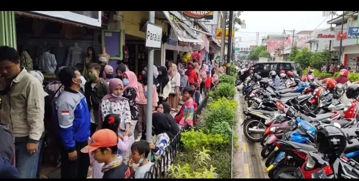 Toko Baju di Cianjur Tetap Ramai, Terminal Terpantau Sepi