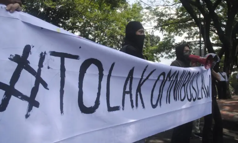 Tolak Omnibus Law, Aliansi Masyarakat Cianjur Demo di Depan DPRD