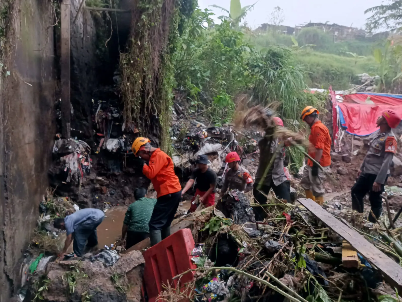 TPT Ambruk, Dua Rumah Jebol, Sejumlah Warga Sindanglaya Luka
