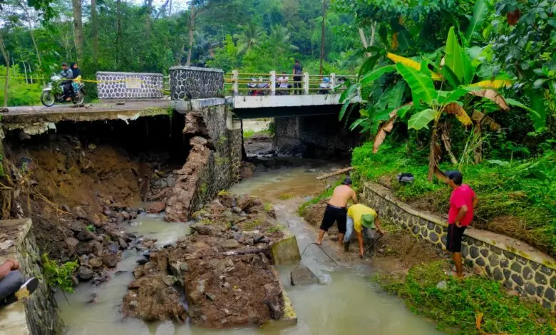 TPT Jembatan di Tanggeung Ambruk, Mobil Tak Bisa Melintas