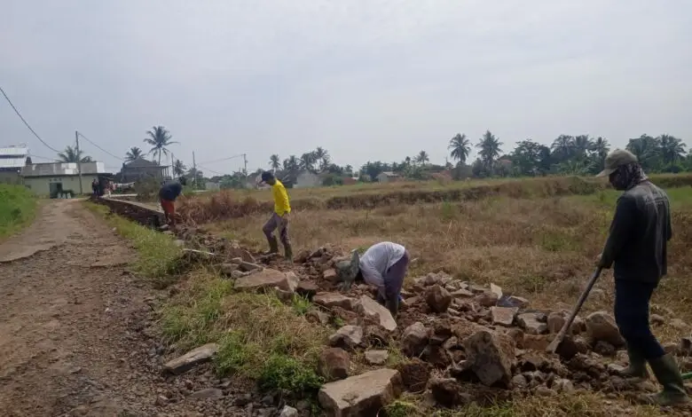 TPT Tidak Sesuai, Warga Sukamaju Cianjur Langsung Membongkarnya