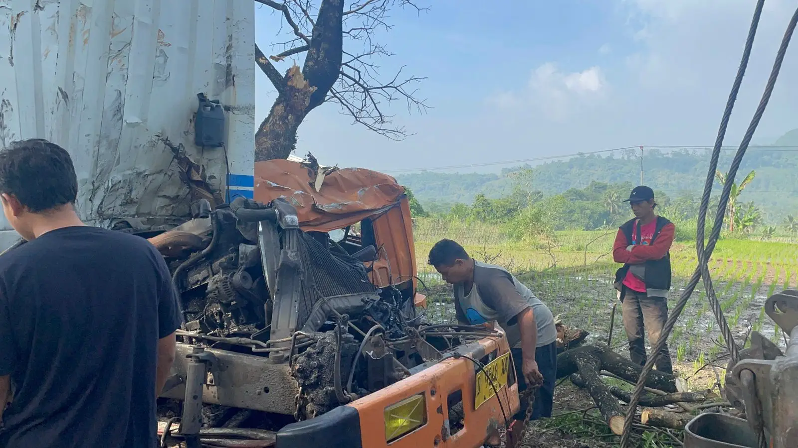 Tragis! Pemotor Tewas Tertimpa Truk Boks Diduga Akibat Rem Blong di Cianjur