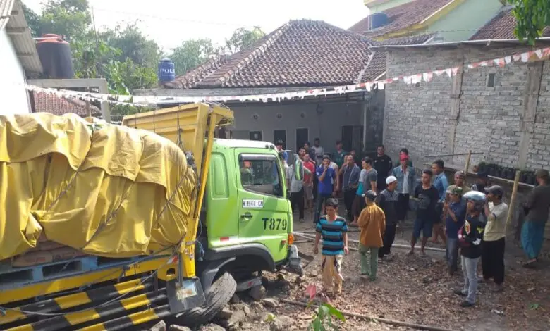 Tronton Tabrak Dua Motor dan Rumah di Gekbrong