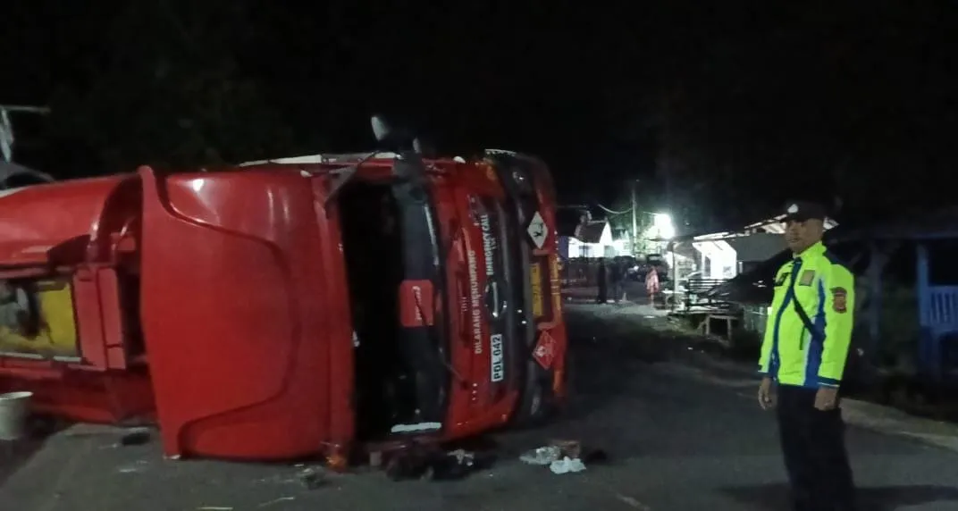 Truk BBM Terguling di Sindangbarang, Sopir Mengantuk, Bengkel Warga Rusak
