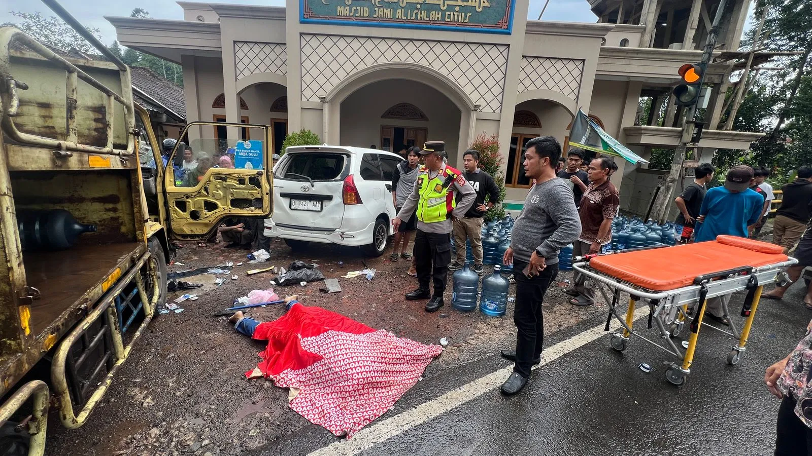 Truk Bermuatan Galon Terguling di Cianjur, Pengemudi Tewas di Tempat