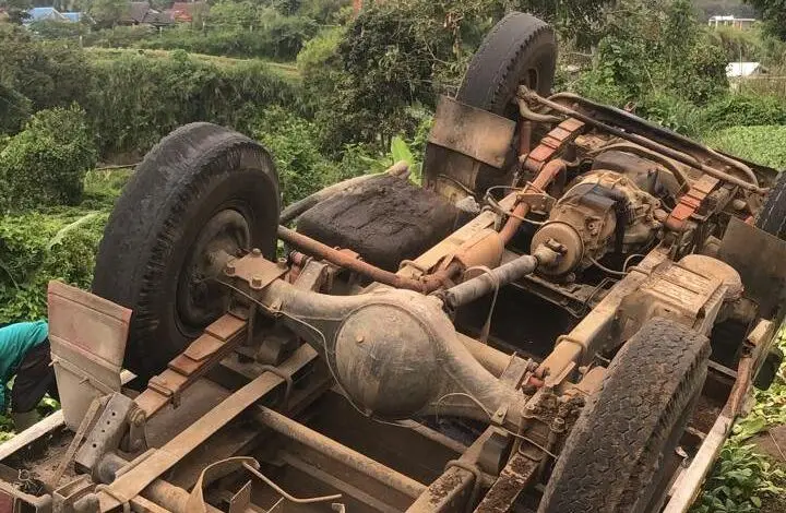 Truk Bermuatan Semen di Cipanas Terguling