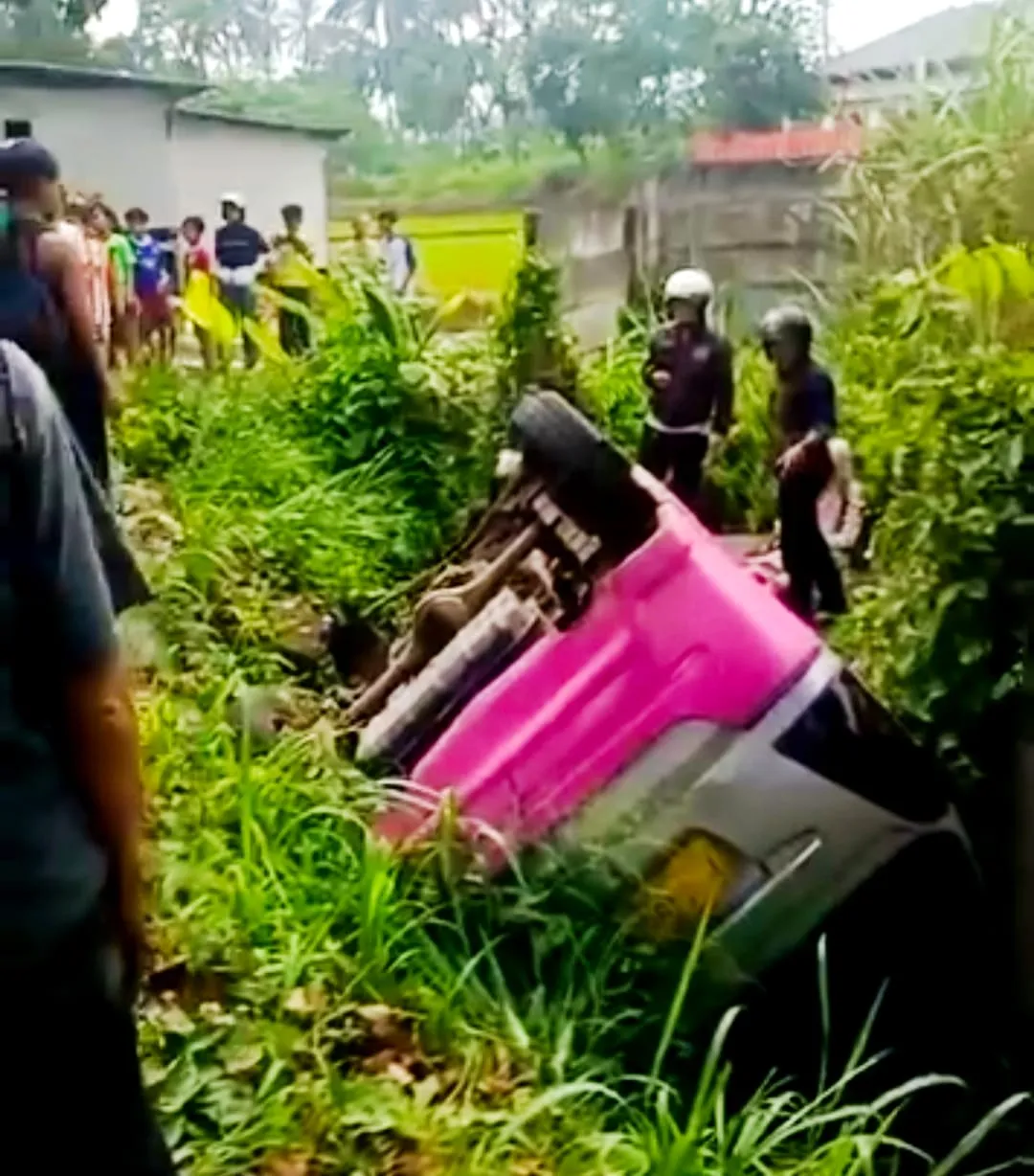 Truk Boks Tabrak Angkot Hingga Masuk Parit di Warungkondang, Lima Penumpang Luka