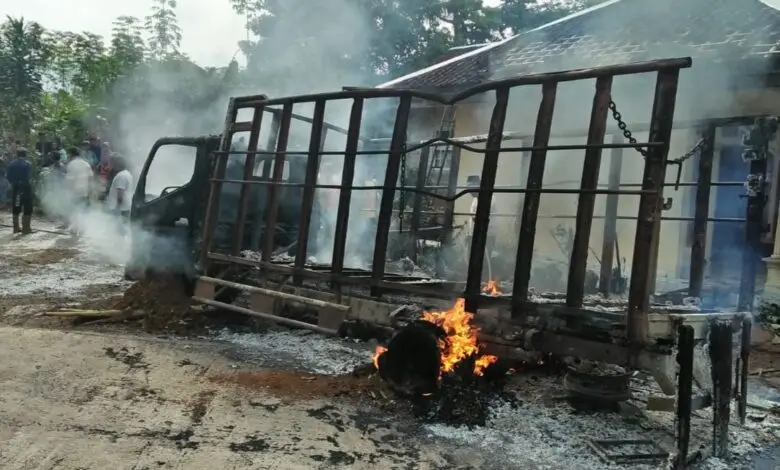 Truk Hangus Terbakar di Tanggeung, Pemilik Alami Luka Bakar
