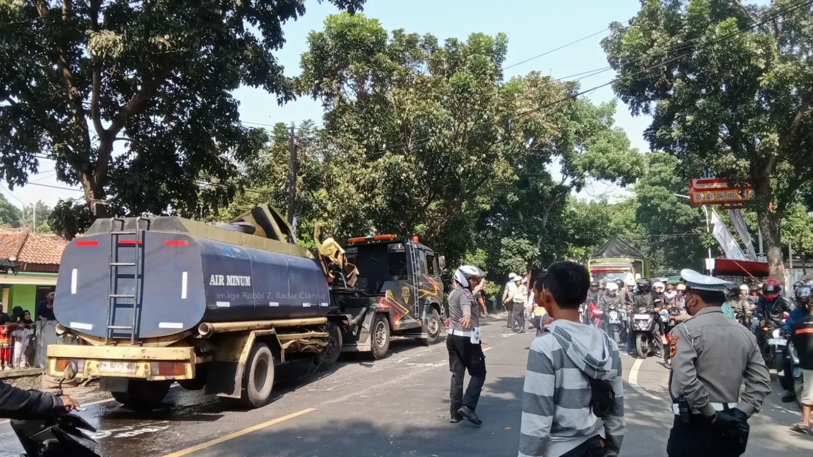 Truk Tangki Air Terperosok Usai Tabrakan Dengan Pengendara Motor di Cianjur