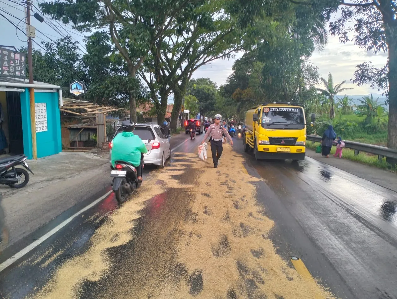 Tumpahan Oli di Jalan Sukabumi-Cianjur Bikin Motor Tergelincir, Waspada Jalur Licin!