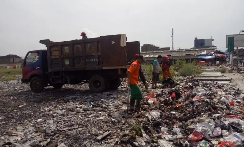 Tumpukan Sampah di Lahan Eks Kebakaran Pasar Ciranjang Diangkut