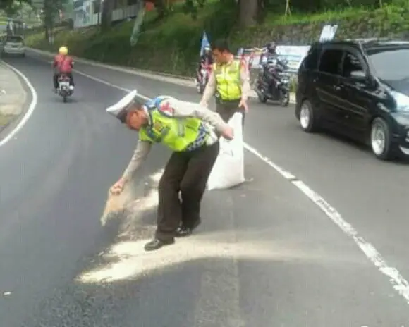 Tutup Tumpahan Solar, Polisi Tabur Serbuk Gergaji di Tapal Kuda