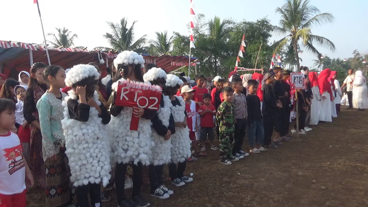 Unik! Warga Kelurahan Sayang Cianjur Gelar Upacara HUT RI dengan Pakaian Kreatif