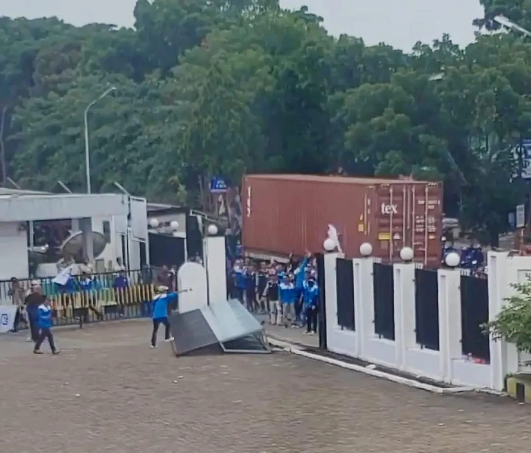 VIDEO: Ratusan Buruh Cianjur Jebol Gerbang PT Aurora dalam Unjuk Rasa Penetapan UMK