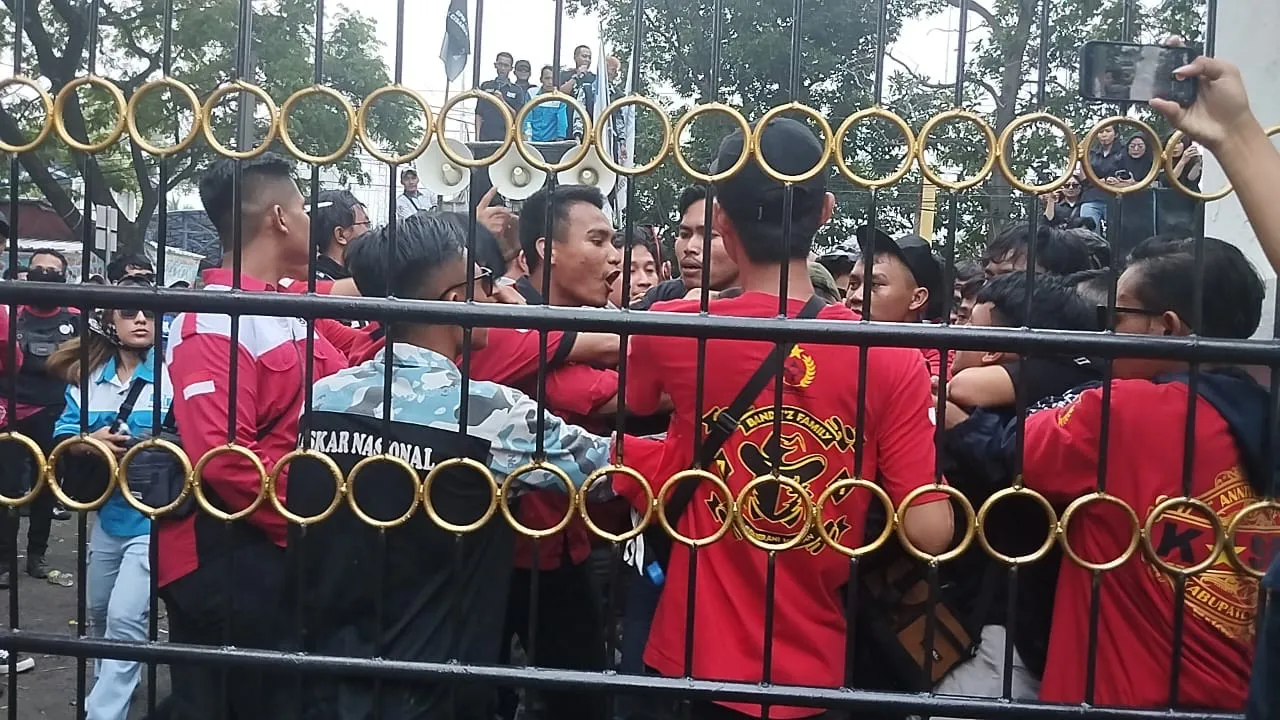 VIDEO: Unjuk Rasa Berujung Ricuh Antar Serikat Buruh di Depan Kantor DPRD Cianjur