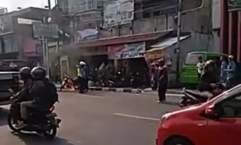 Viral, Bakar Motor Gara-gara Ditilang di Ciranjang