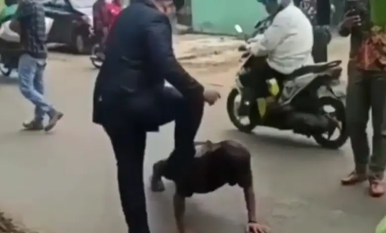 Viral! Diduga Anggota Dewan Hukum Supir Truk Injak Hingga Suruh Guling-guling
