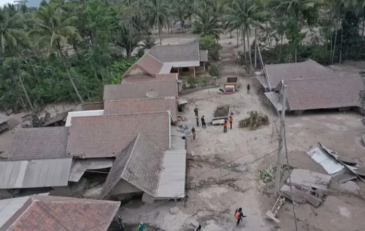 Viral! Ibu dan Anak Korban Erupsi Semeru Ditemukan Tewas Berpelukan