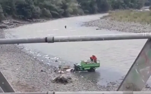 Viral Petugas Kebersihan Buang Sampah di Sungai, DLH Cianjur: Itu Petugas dari Desa