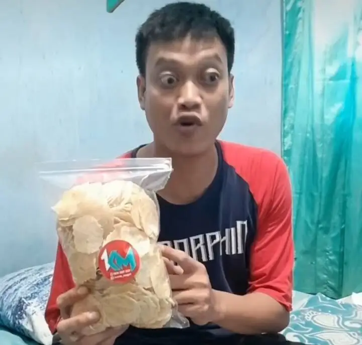 Viral! Potret Kurnia Meiga Jualan Emping di Live TikTok