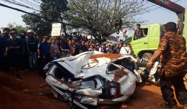 Viral Video Kecelakaan Maut Truk Menimpa Minibus, Begini Kronologisnya